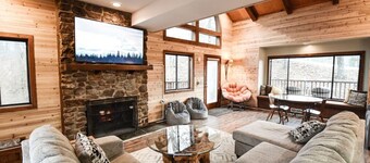 Pets? YES! 🐕 Resort Passes. Hot Tub. Sauna. Views. Fast Wi-Fi.