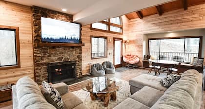 Pets? YES! 🐕 Resort Passes. Hot Tub. Sauna. Views. Fast Wi-Fi.