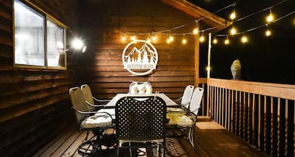 Pets? YES! 🐕 Resort Passes ★ Hot Tub ★ Sauna ★ Fast Wi-Fi ★ King Beds ★ Views