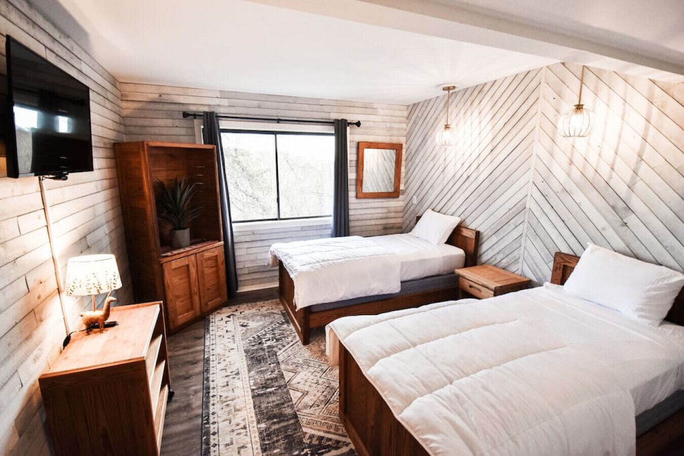 5 chambres, bureau, fer et planche à repasser, lit parapluie