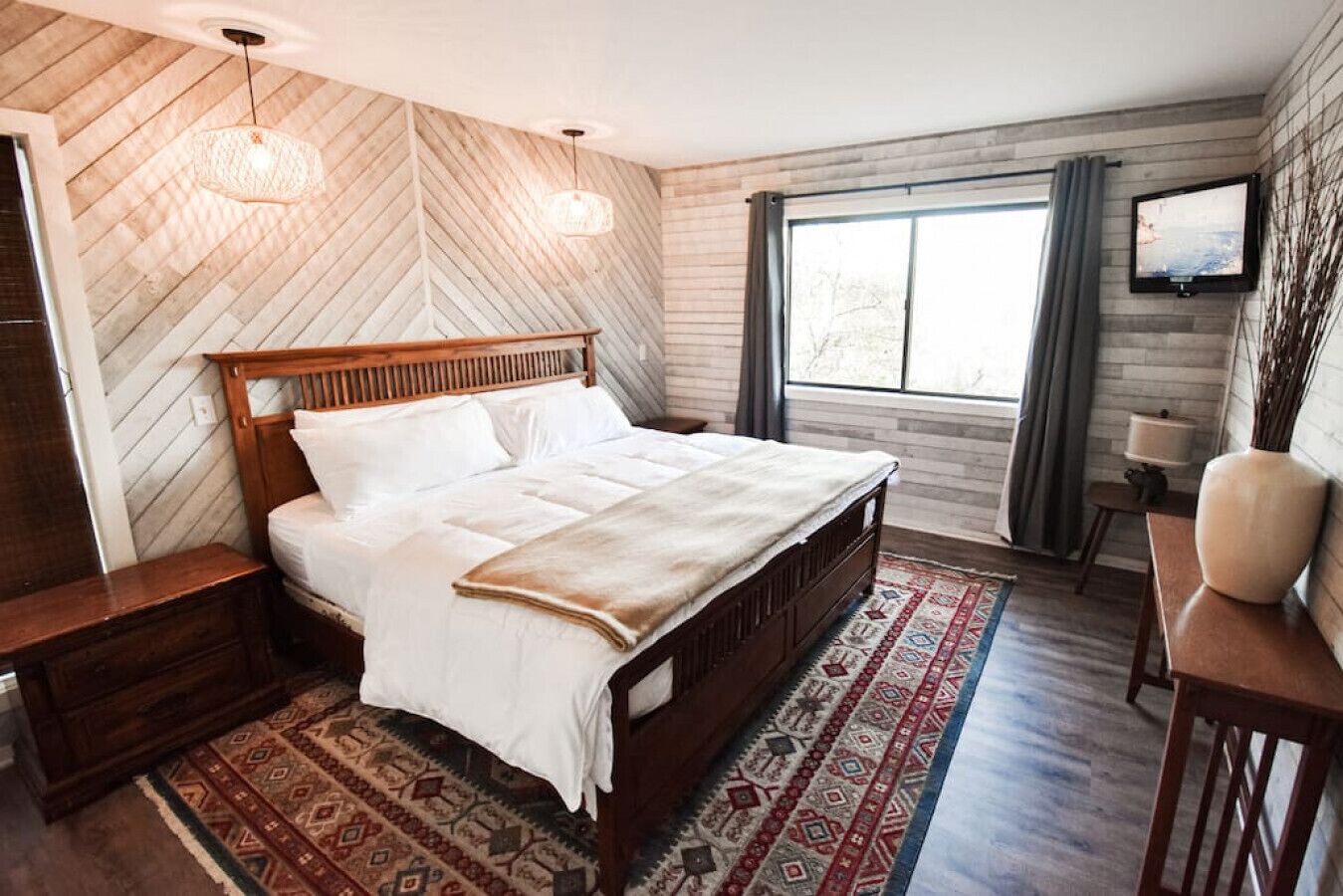 5 bedrooms, desk, iron/ironing board, travel cot