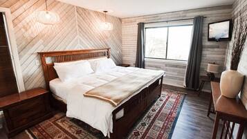 5 bedrooms, desk, iron/ironing board, travel cot