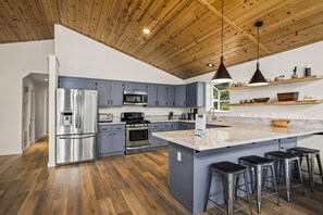 Kjøleskap, mikrobølgeovn, ovn og kokeplater