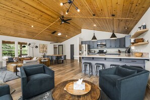 Smart-TV, peis og DVD-spiller