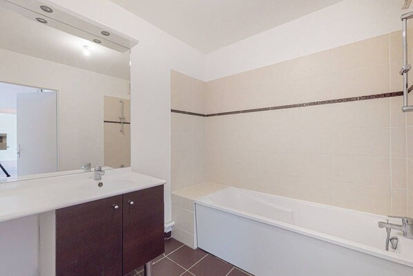 Combined shower/tub