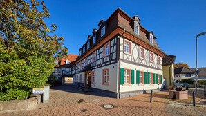 Un bâtiment traditionnel à colombages, avec un ciel dégagé.
