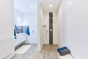 Bathtub, towels - Luxury apartment for a small price :-)! (Ettenheim)
