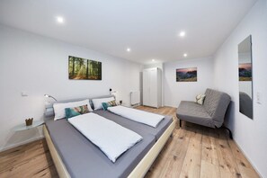 3 bedrooms, free WiFi, bed sheets - Luxury apartment for a small price :-)! (Ettenheim)