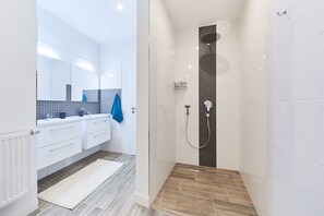 Bathtub, towels