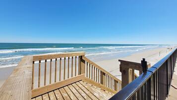 Na praia, passeios de caiaque, passeios de lancha, prática de pesca