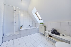 Bathtub, towels