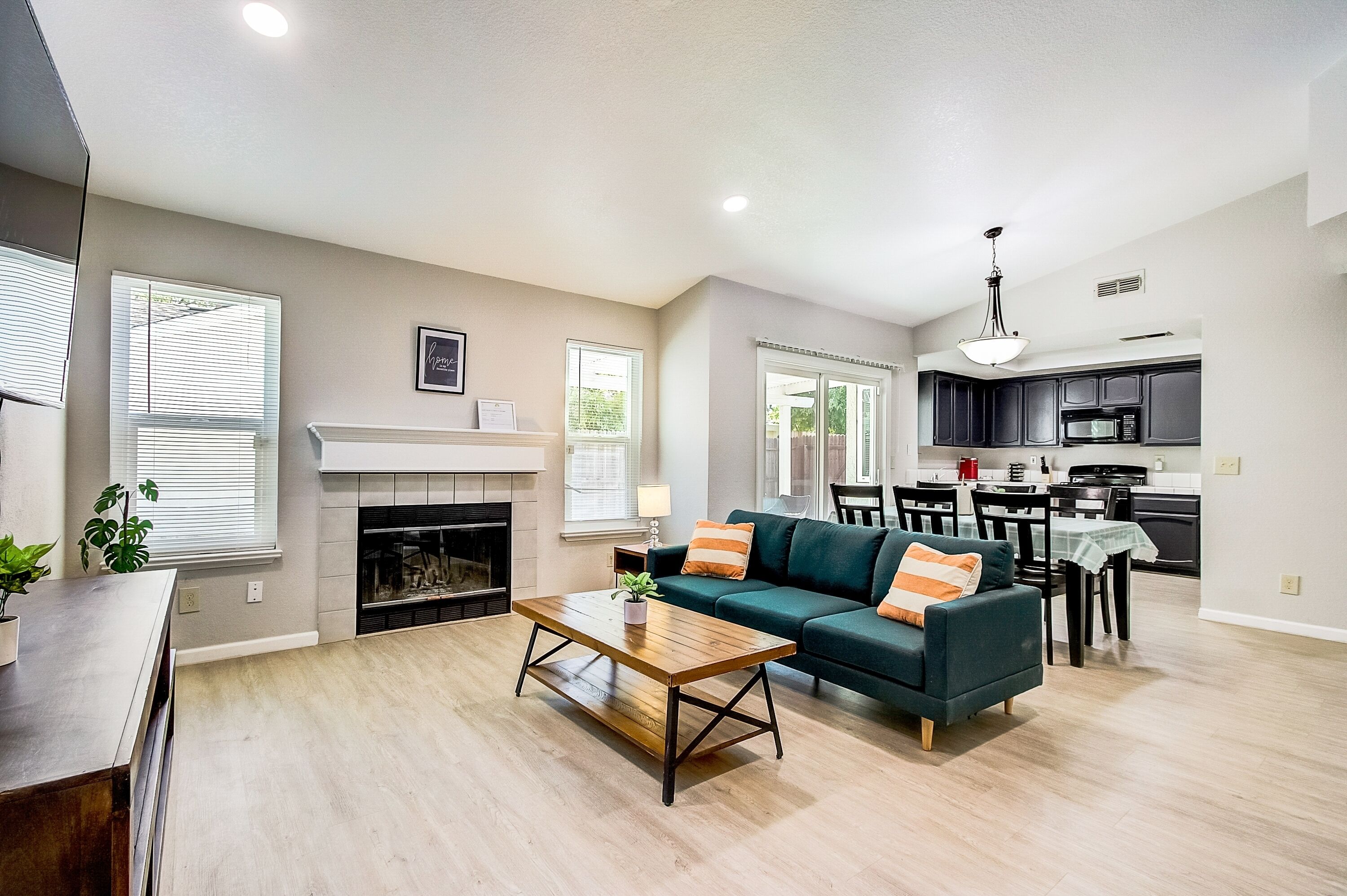 Quiet and Comfy Home | 70" SmartTV | Close to Everything