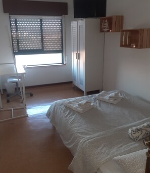 3 chambres, fer et planche à repasser, Wi-Fi gratuit, draps fournis