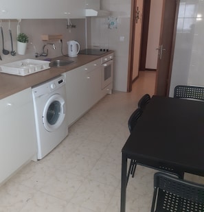 Fridge, microwave, oven, stovetop - VerdeMar O.R (Peniche)