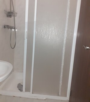 Combined shower/bathtub, bidet, towels - VerdeMar O.R (Peniche)