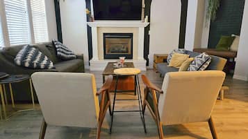 Smart-TV, Kamin, Arbeitsbereiche