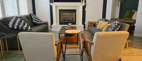 Smart TV, chimenea, oficina