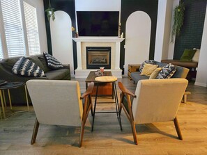 Smart-TV, Kamin, Arbeitsbereiche