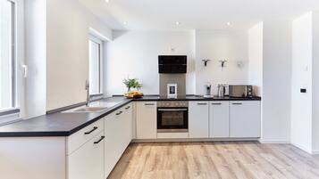 Kühlschrank, Mikrowelle, Ofen, Herdplatte