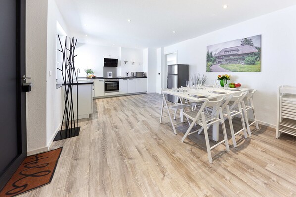 Frigorífic, microones, forn i placa de cuina