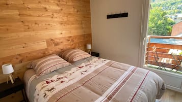 2 slaapkamers, een strijkplank/strijkijzer, reisbedje, wifi