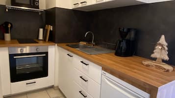 Frigorífico, microondas, horno y placa de cocina