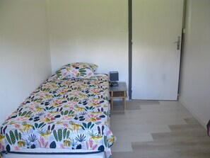 2 chambres, fer et planche à repasser, Wi-Fi gratuit, draps fournis