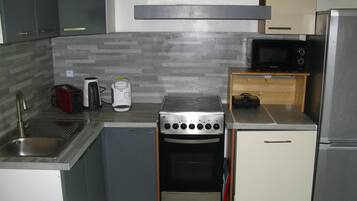 Een koelkast, een microgolfoven, een oven, een kookplaat