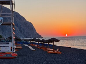 Plage à proximité, sable noir, navette pour la plage, 3 bars de plage