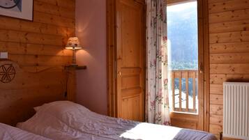 5 bedrooms, free WiFi, bed sheets