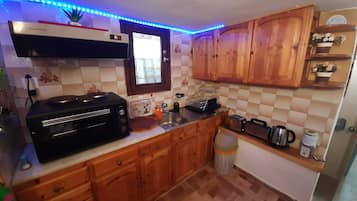 Fridge, oven, coffee/tea maker, electric kettle