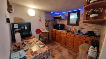 Fridge, oven, coffee/tea maker, electric kettle