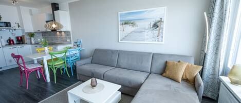 Télévision, table de tennis de table, livres, chaîne hi-fi