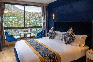 Junior Suite with balcony | Ylelliset vuodevaatteet, untuvapeitot, työpöytä, ilmaiset vauvansängyt