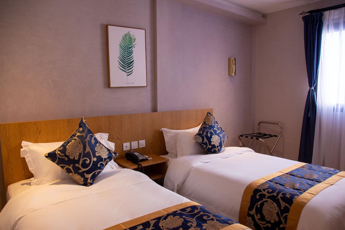 Habitación Confort con 2 camas individuales | Ropa de cama de alta calidad, edredón, escritorio y cunas gratuitas