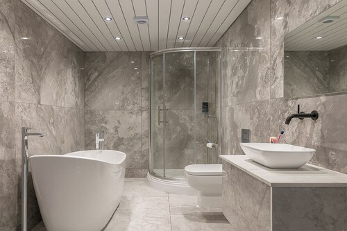 4 Bed-sleeps 8- Free Parking-pets-hot Tub