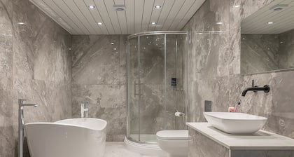 4 Bed-sleeps 8- Free Parking-pets-hot Tub