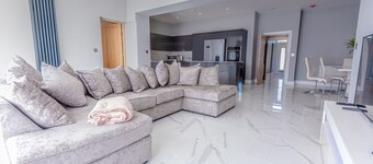 Beautiful Modern Open Plan Living With Hot Tub