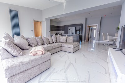 4 Bed-sleeps 8- Free Parking-pets-hot Tub