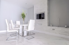 House | 4 bedrooms, iron/ironing board, free WiFi, bed sheets