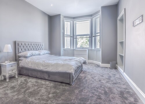 4 Bed-sleeps 8- Free Parking-pets-hot Tub
