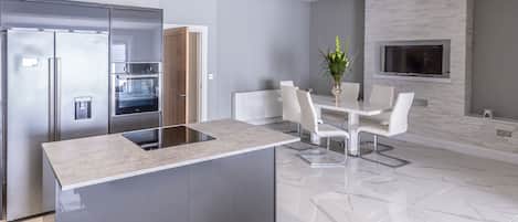 House | Private kitchen | Fridge, microwave, oven, stovetop