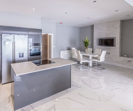 Refrigerador, microondas, horno, placa de cocina