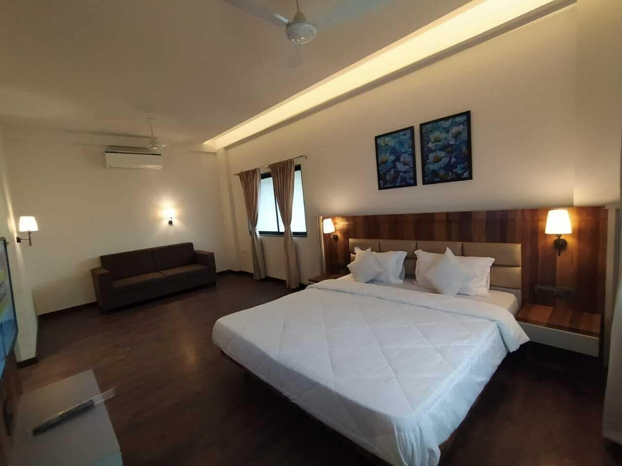 Deluxe Double Room | Pillowtop beds, desk, blackout drapes, free WiFi