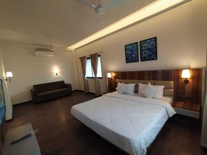 Kamar Double Deluks | Bantalan ekstra lembut, meja kerja, tirai kedap cahaya, dan Wi-Fi gratis