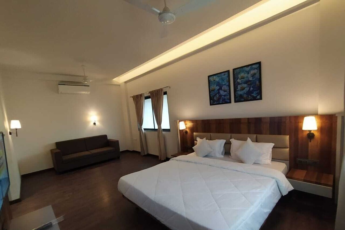 Pillowtop beds, desk, blackout drapes, WiFi (free)