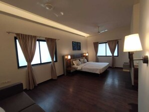 Pillow-top beds, desk, blackout curtains, free WiFi - City Point Executive (Pune)