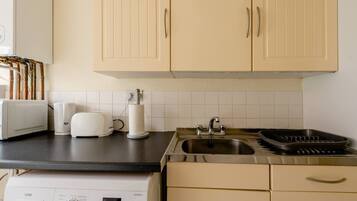 Apartment, 1 Queen Bed with Sofa bed | Private kitchen | Fridge, microwave, oven, stovetop