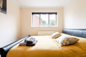 Apartment, 1 Queen Bed with Sofa bed | 1 bedroom, iron/ironing board, free WiFi, bed sheets