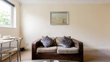 Apartemen, 1 Tempat Tidur Queen dengan tempat tidur Sofa | Ruang keluarga | Televisi 30-inci dengan saluran TV kabel